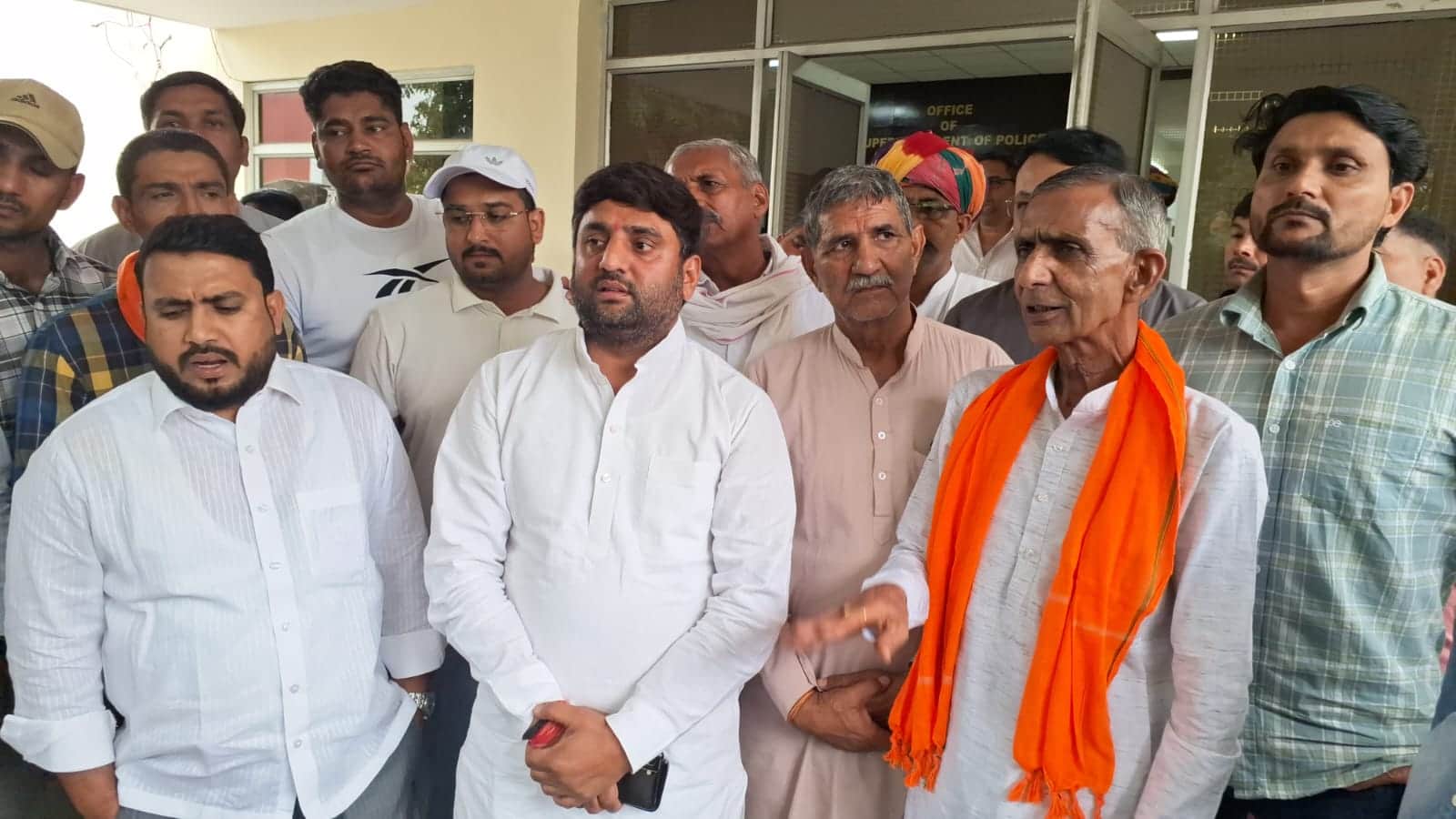 शिकायत देने के लिए पहुंचे पूर्व बसपा विधायक संदीप यादव साथ में अन्य। संवाद