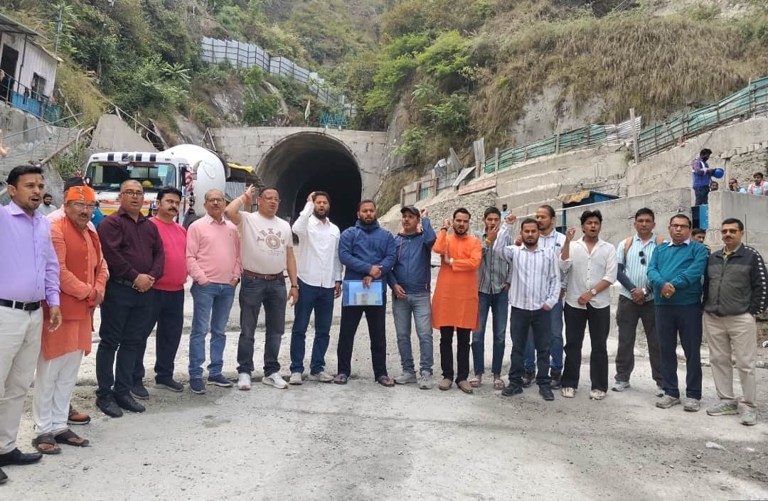 श्रीकोट के समीप रेलवे निर्माण कार्य बंद कराने के दौरान प्रदर्शन करते लोग---संवाद