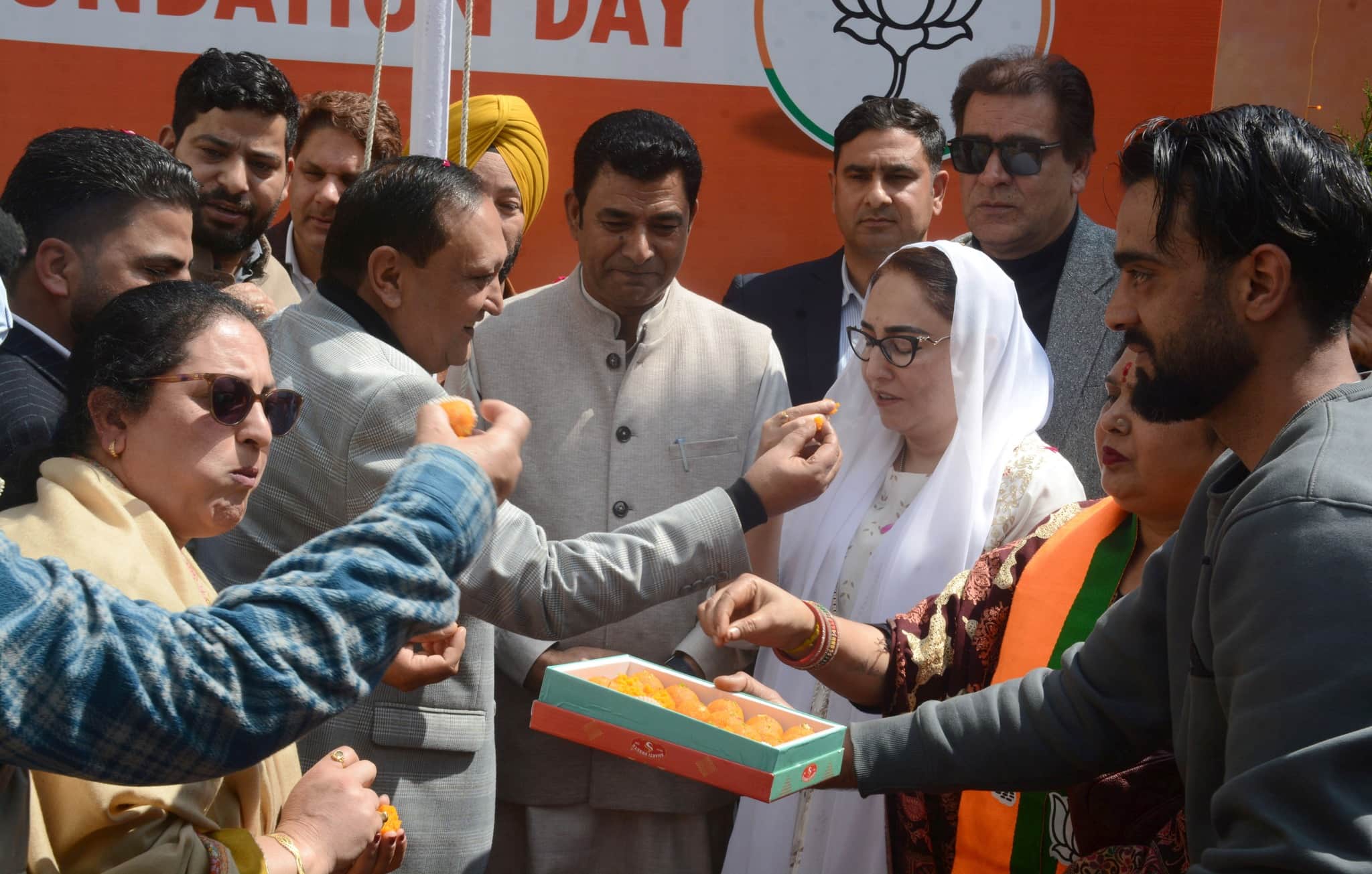 श्रीनगर स्थित भाजपा मुख्यालय में मिष्ठान्न वितरण। संवाद