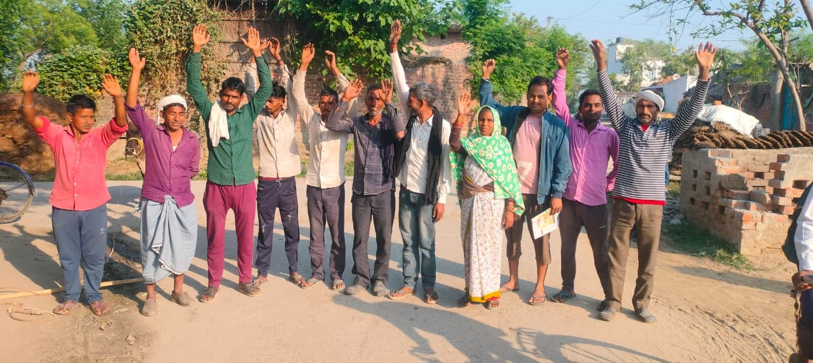 शुद्ध पानी न मिलने से नाराज हो प्रदर्शन करते ग्रामीण। संवाद