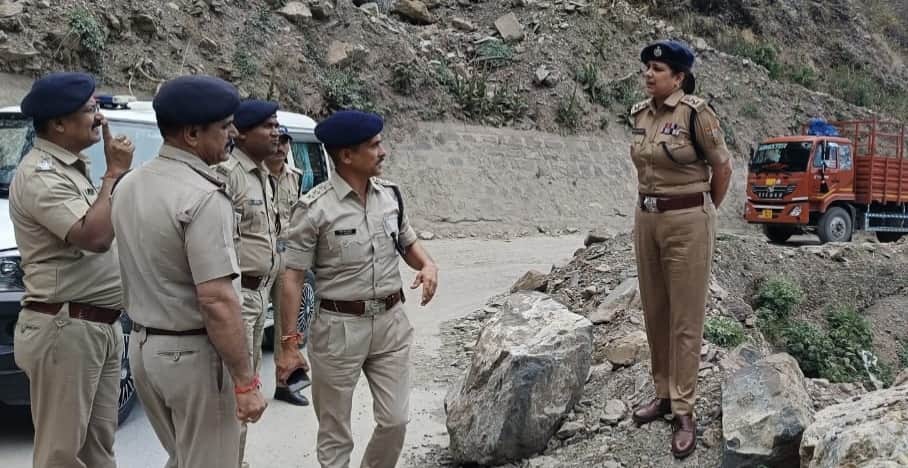 टिहरी चारधाम यात्रा की तैयारियों को लेकर हाईवे पर भूस्खलन जोन का जायजा लेती एसएसपी। स्रोत जागरू