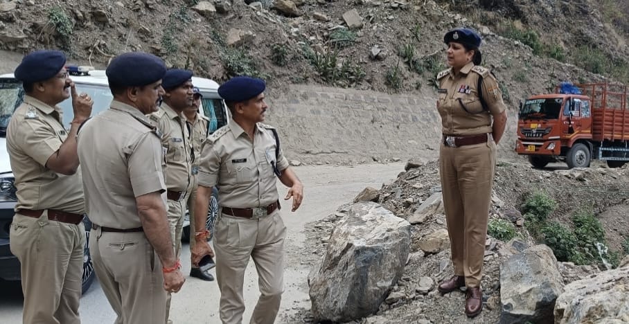 टिहरी चारधाम यात्रा की तैयारियों को लेकर हाईवे पर भूस्खलन जोन का जायजा लेती एसएसपी। स्रोत जागरू