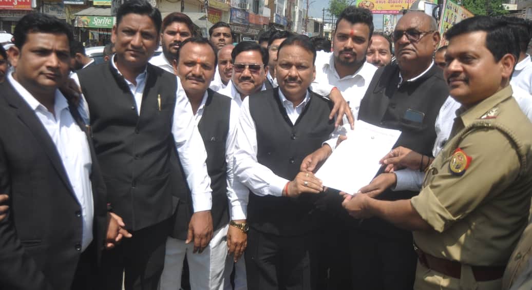 तहसील चौराहे पर जाम लगाने के बाद कोतवाल को ज्ञापन देते अधिवक्ता। संवाद