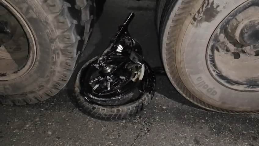 तेज रफ्तार ट्रक की टक्कर से बाइक सवार तीन युवकों की मौत, चालक फरार