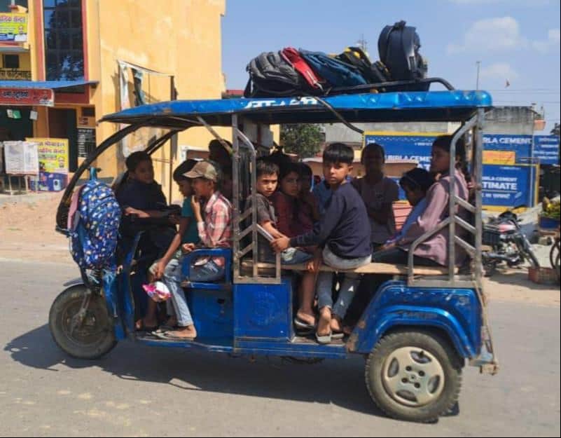 तुलसीपुर चौराहे पर ई रिक्शा में पटरा लगाकर बैठा विद्यार्थी। - संवाद