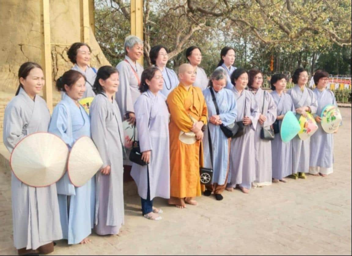 तपोस्थली में सोमवार को बोधिवृक्ष की पूजा करते वियतनाम के अनुयायी। - संवाद