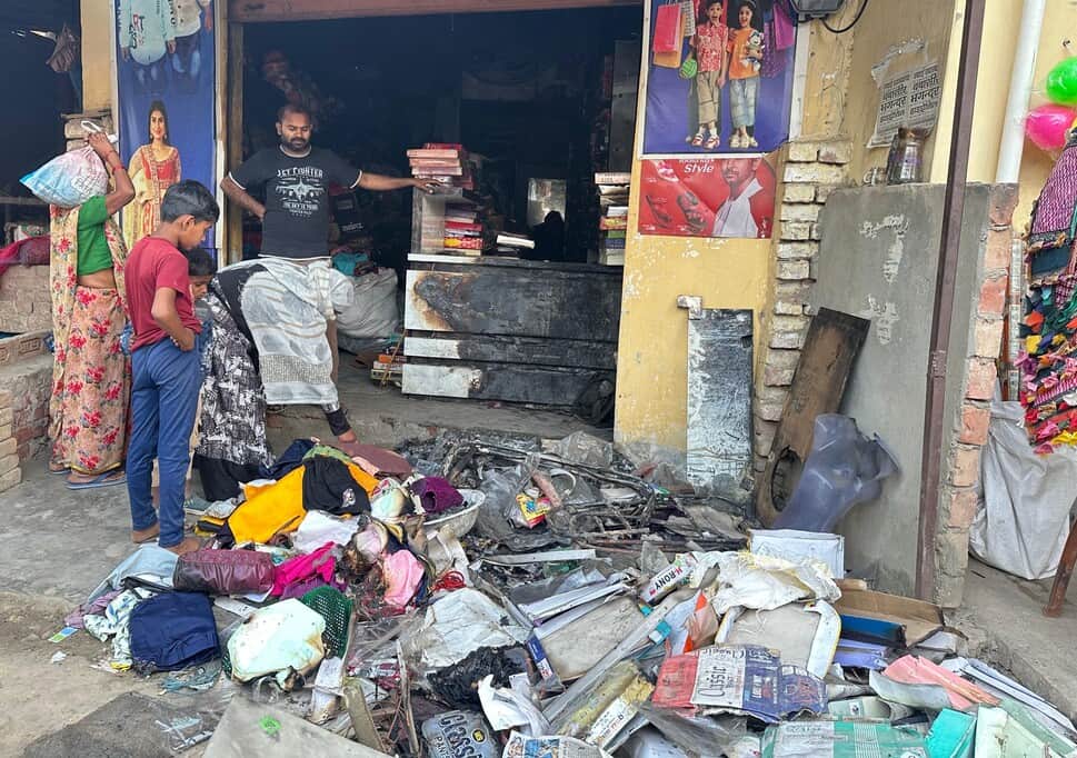त्रिलोकपुर के पास कपड़े की दुकान में आग लगने से जला सामान। संवाद