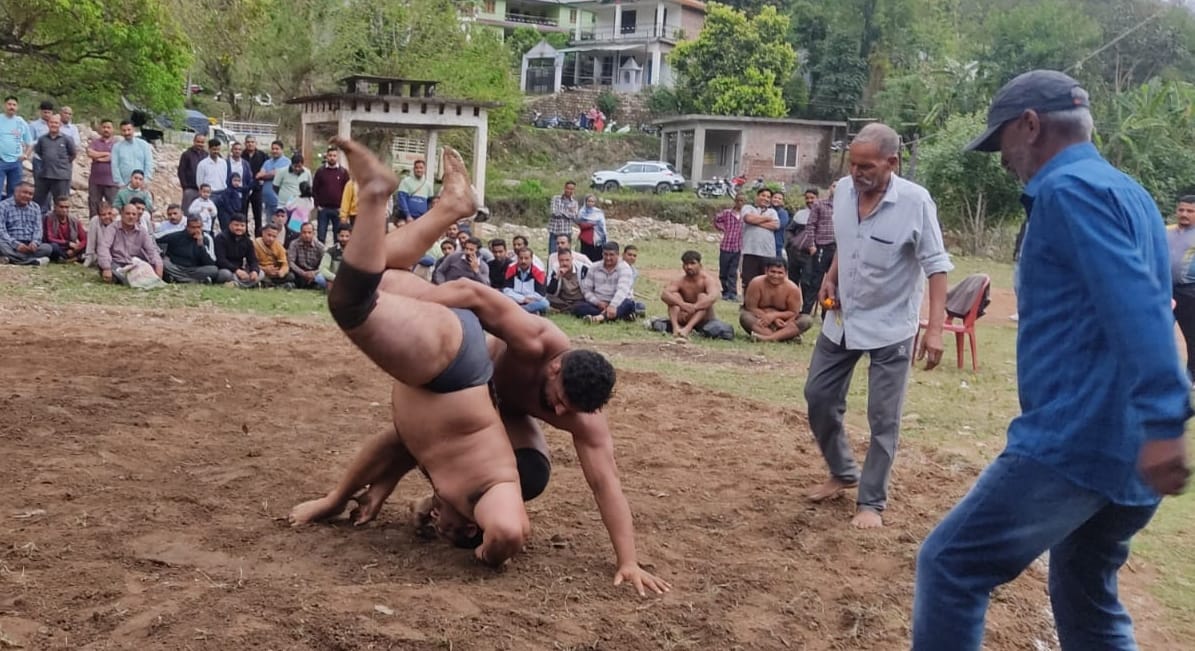 Billu from Hoshiarpur won the Maharaj Nagar wrestling match.