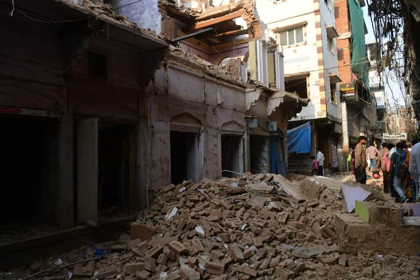 दालमंडी में सड़क पर पड़ा मलबा। अमर उजाला