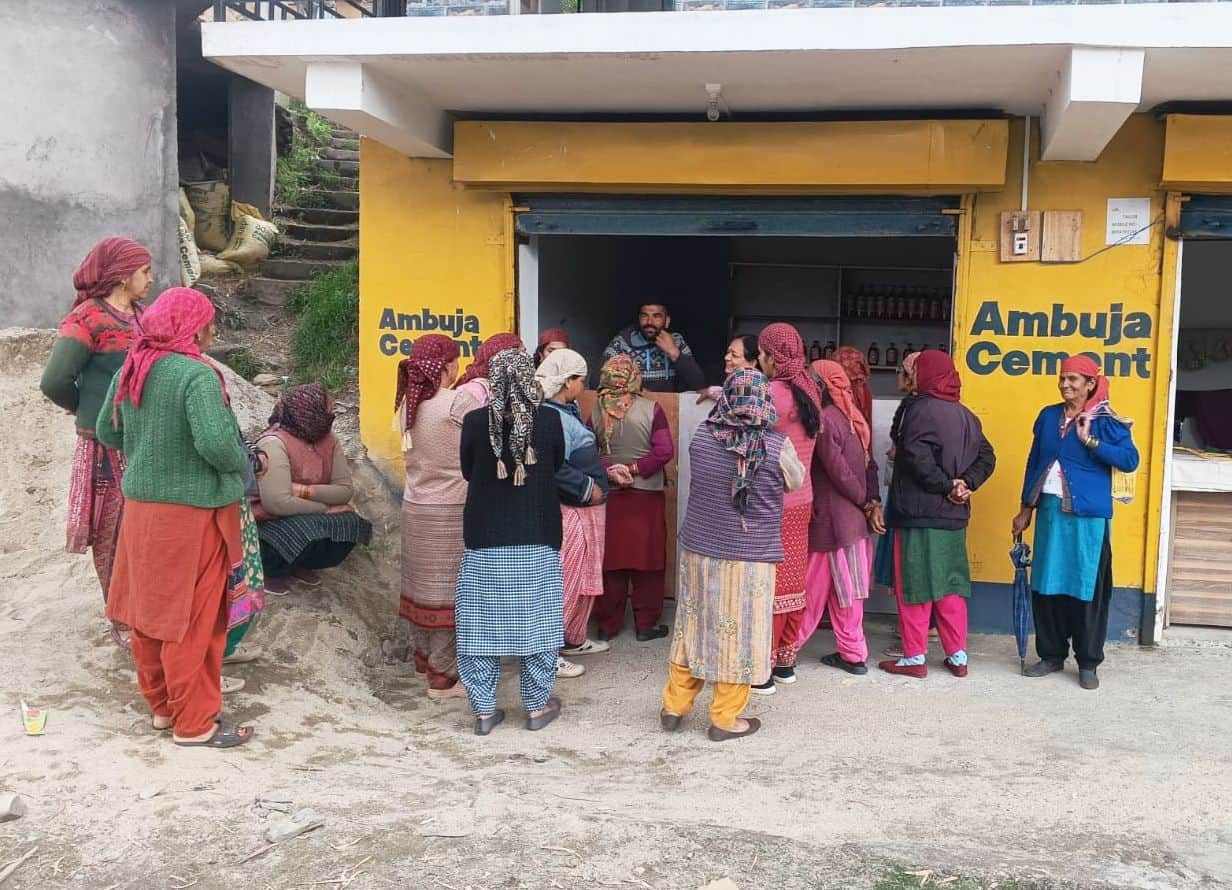 देलठ में शराब ठेके के बाहर रोष जताती महिलाएं। संवाद