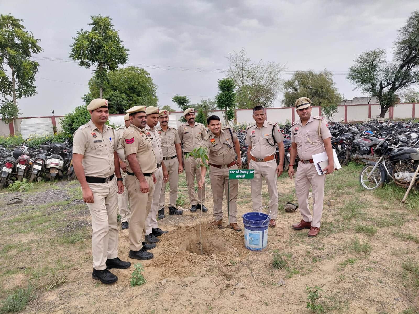 थाना रोहडाई में पौधरोपण करते डीएसपी विद्यानंद। स्रोत : पुलिस