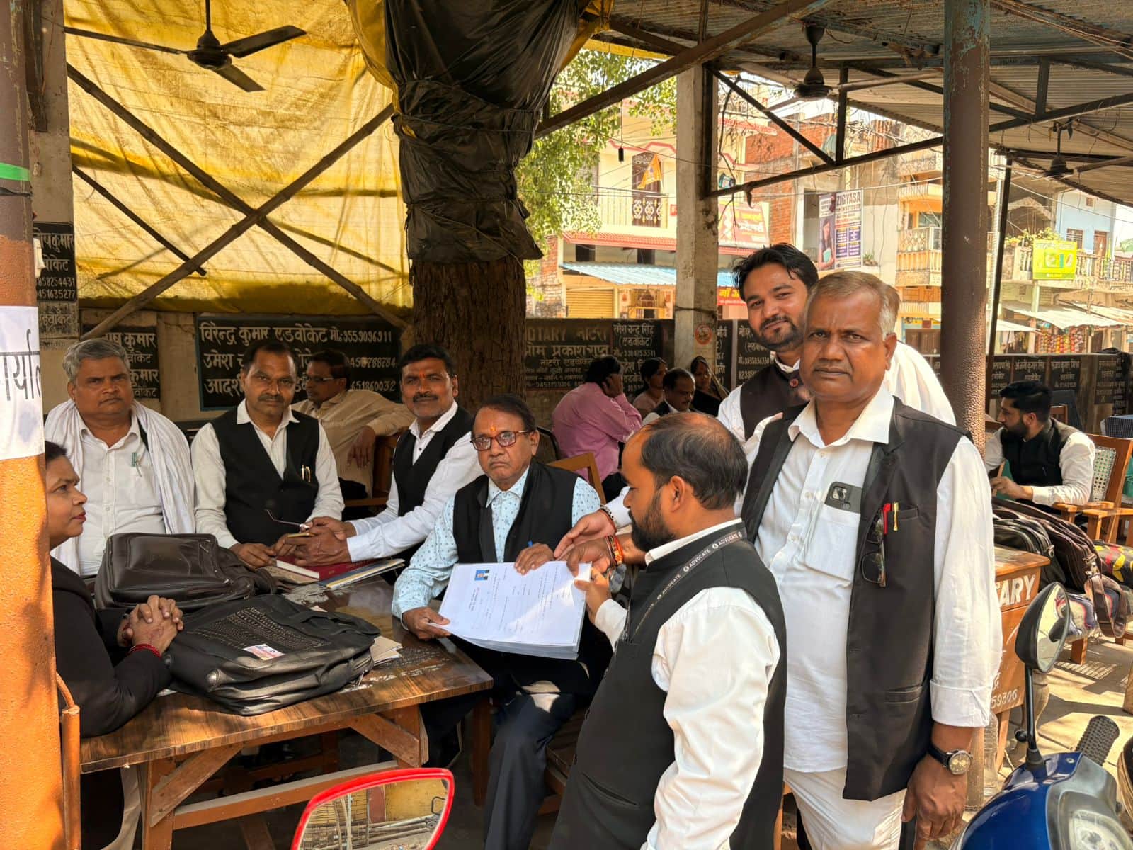 दुद्धी में सिविल बार चुनाव में नामांकन करते उम्मीदवार-संवाद