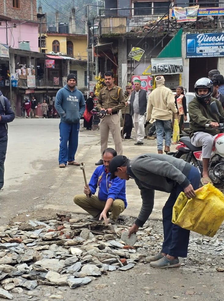 Work to fill the potholes along the bridge in Nerwa begins