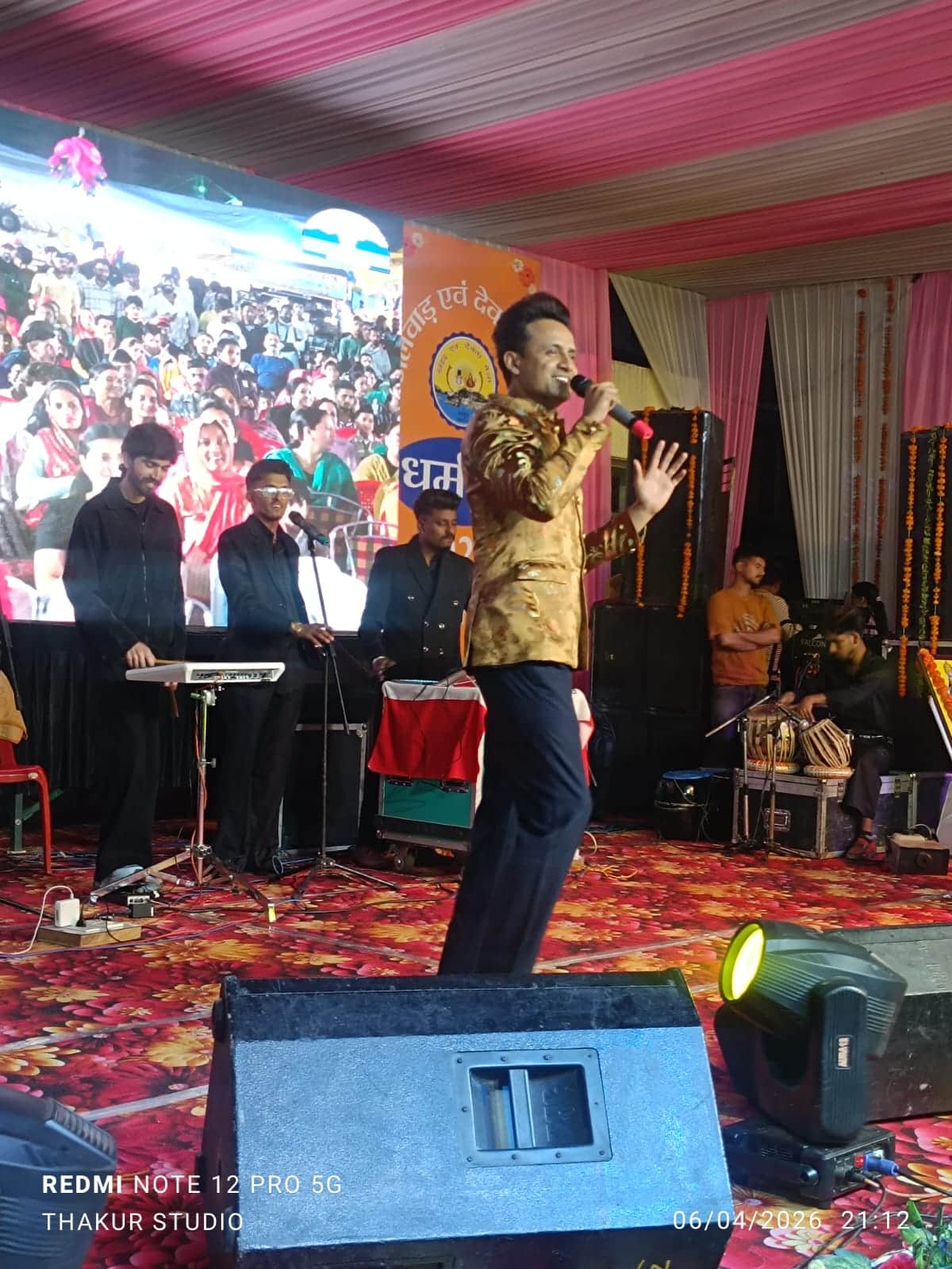 धर्मपुर मेले की सांस्कृतिक संध्या में प्रस्तुति देते कुमार साहिल।