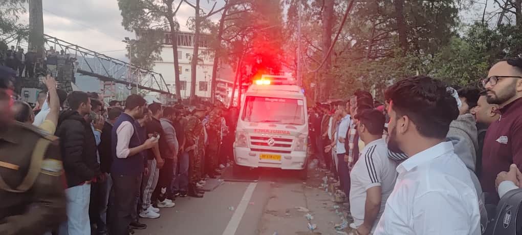 धर्मशाला में मरीज को लेकर अस्पताल जाती हुई 108 एम्बुलेंस। अमर उजाला