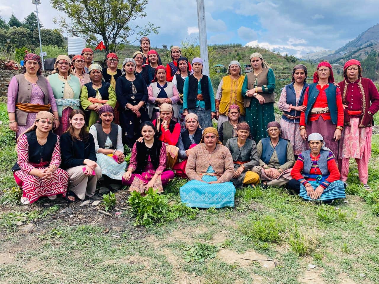 उपमंडल रोहड़ू के अंतर्गत जागा बलसा देवकन्या माता मंदिर के लिए घर की जाइयों ने भेंट किए एक लाख र