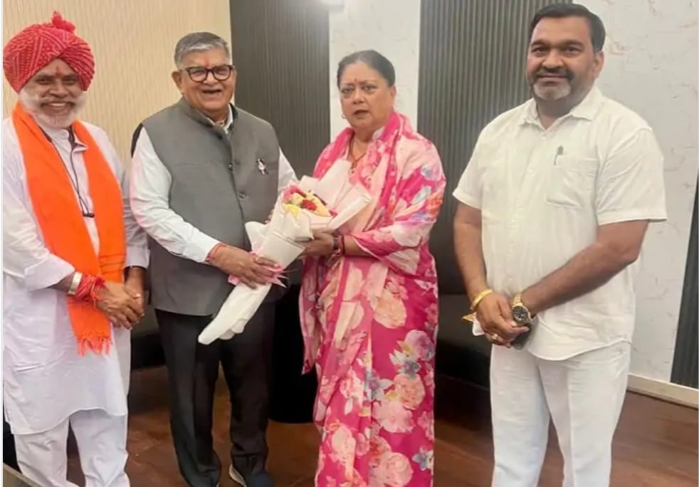 उदयपुर के डबोक एयरपोर्ट पर वसुंधरा राजे ने की पंजाब राज्य पाल गुलाब चंद कटारिया से मुलाकात