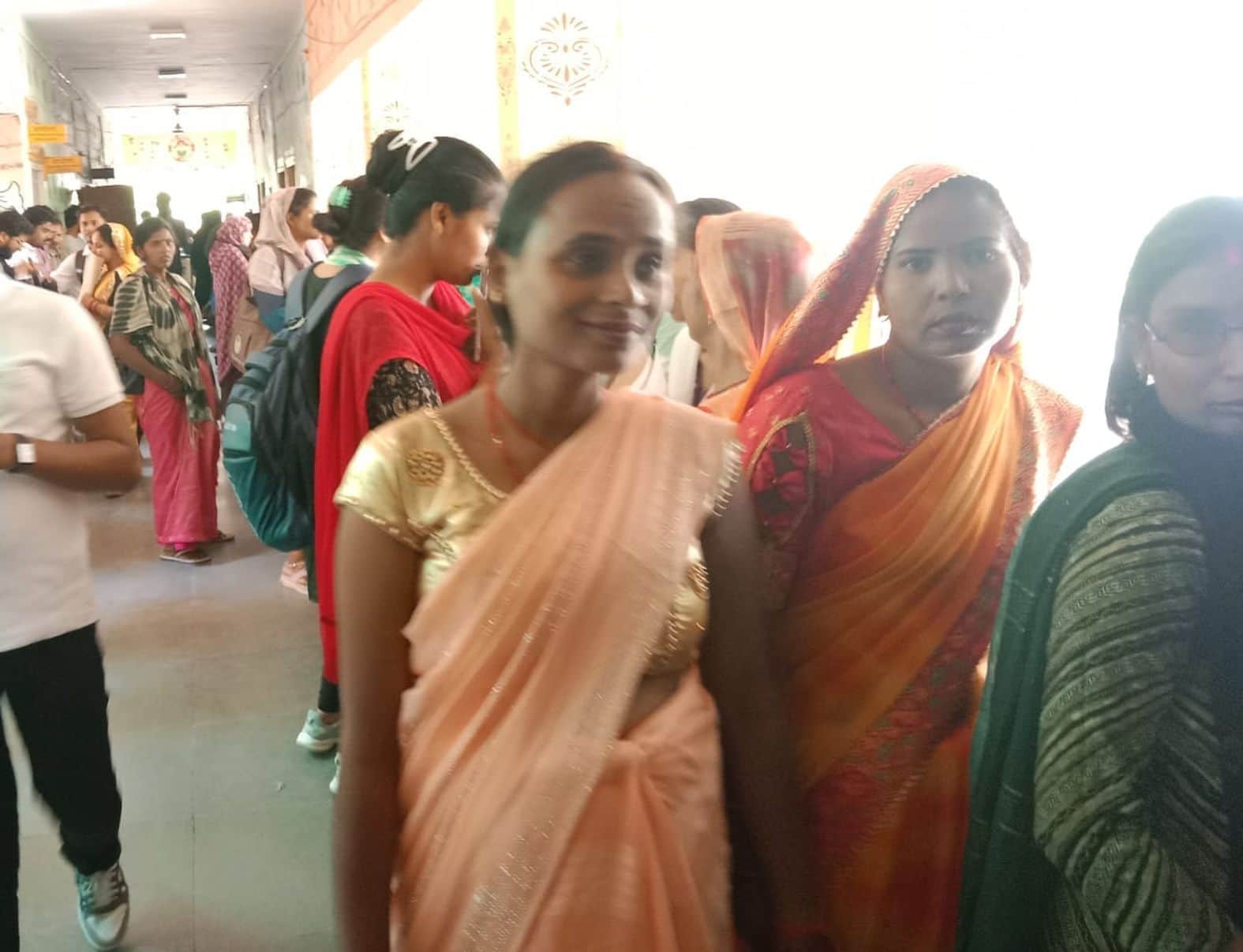 विकास भवन में अभिलेखों का सत्यापन कराने के लिए खड़ीं आवेदक। 