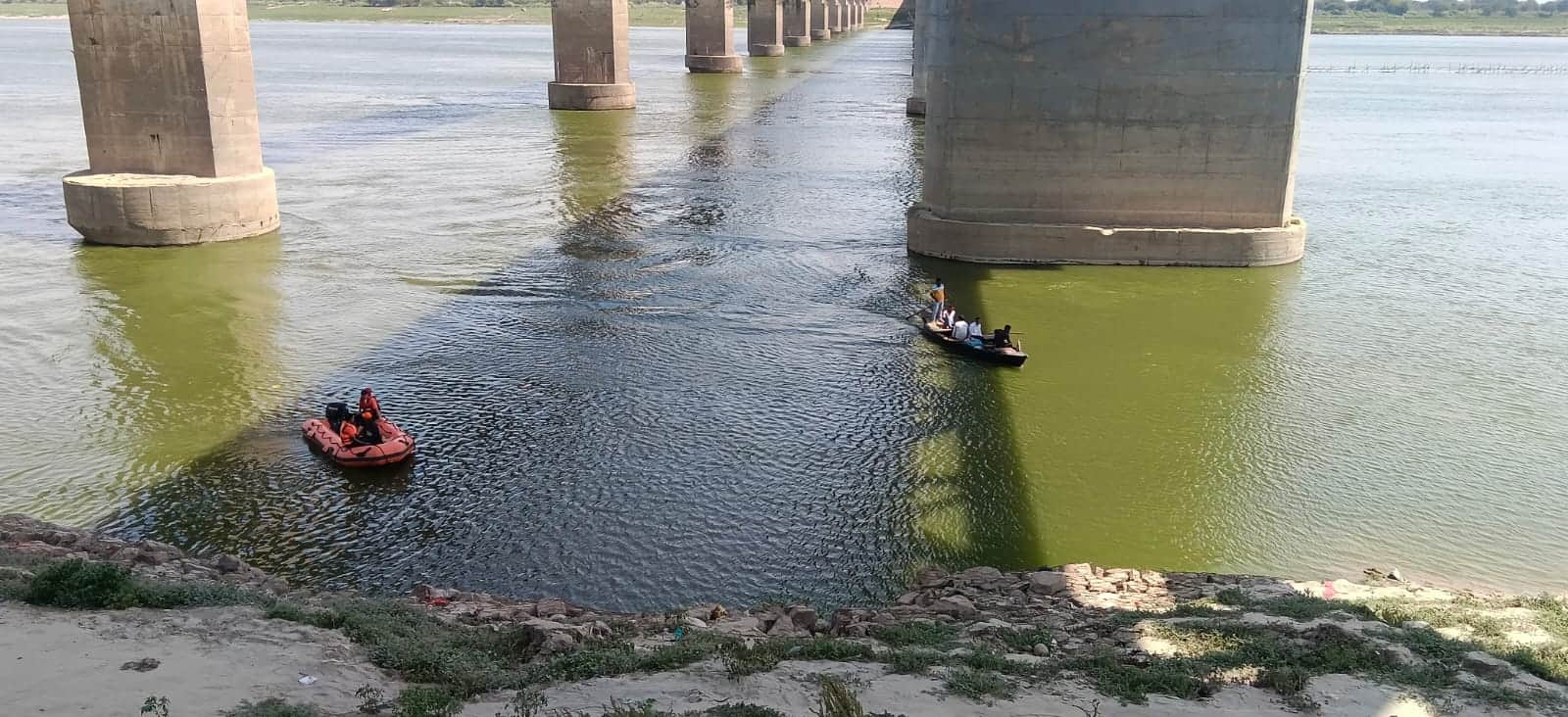 वीर अब्दुल हमीद सेतु के पास गंगा में खलासी बिट्ठल गुप्ता की तलाशी करती एसडीआरएफ व स्थानीय गोताख
