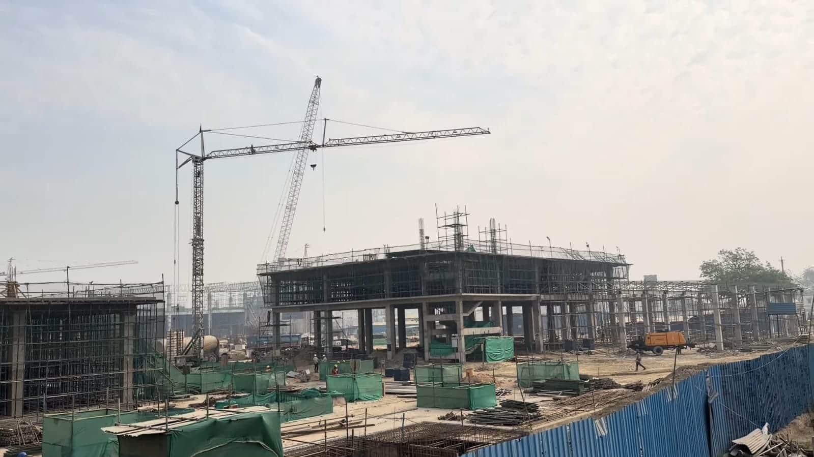 वाराणसी एयरपोर्ट पर चल रहा निर्माण कार्य स्त्रोत एयरपोर्ट