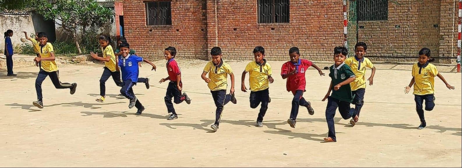 विश्व खेल दिवस पर परमानंदपुर में आयोजित प्रतियोगिता में दौड़ते बच्चे। संवाद