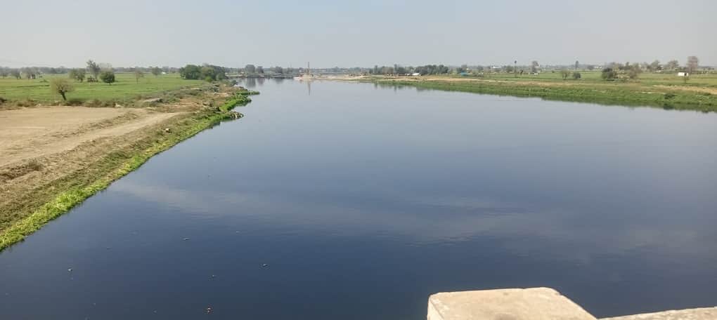 यमुना नदी की फाइल फोटो ।यमुना किनारे के रेनीवेल उगल रहे जहर की खबर के साथ ।