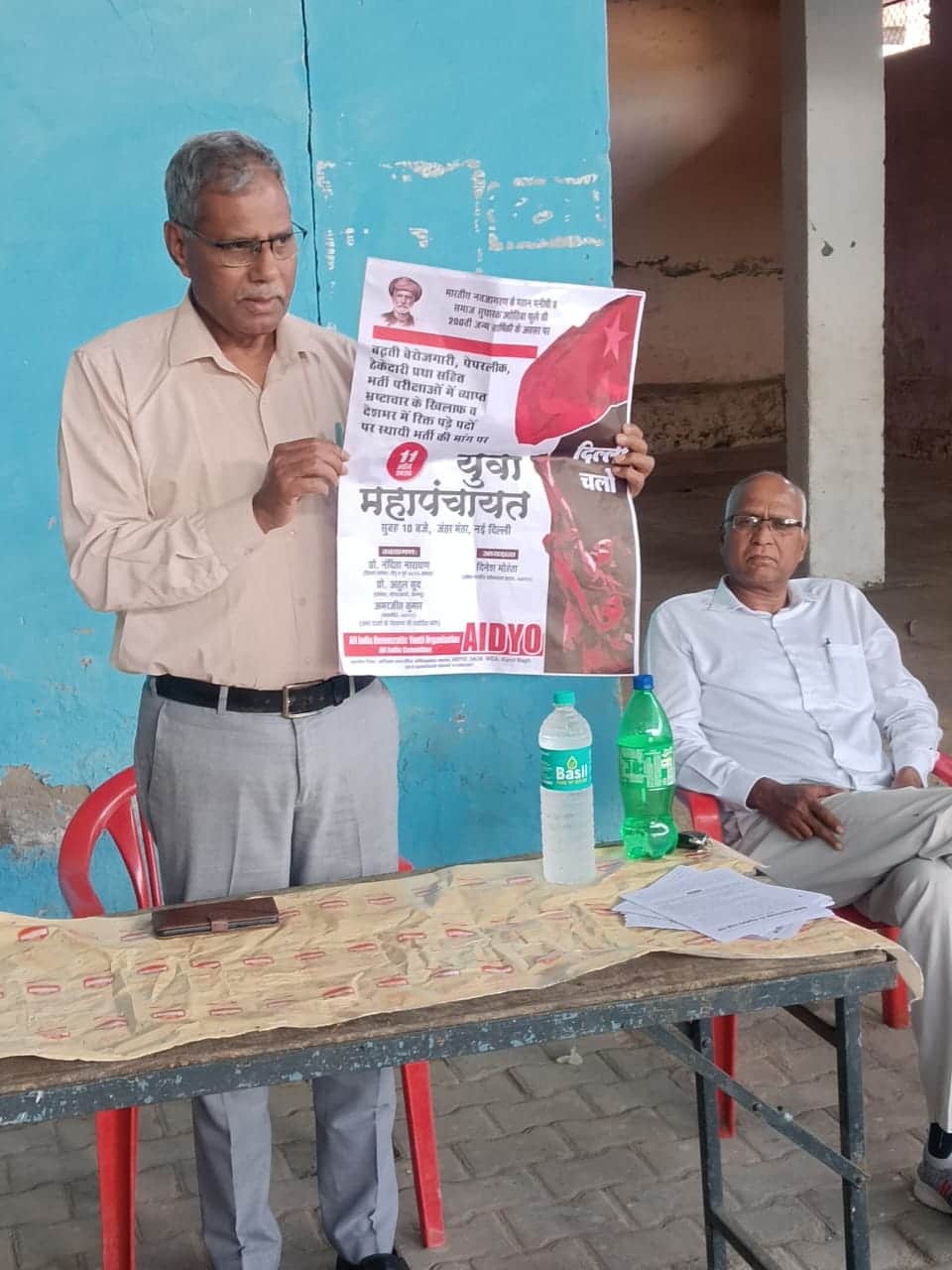 युवा पंचायत को लेकर जानकारी देते कॉमरेड राजेंद्र सिंह। स्रोत : संगठन