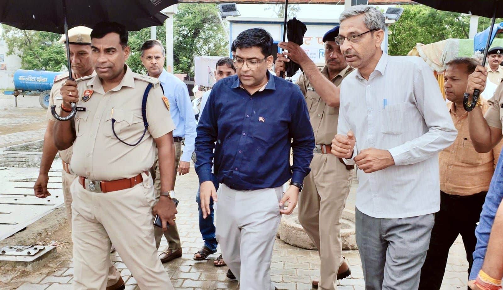 07जेएनडी18: जुलाना मंडी में डीसी मोहम्मद रजा और एसपी  कुलदीप सिंह जायजा करते हुए। स्रोत प्रशासन