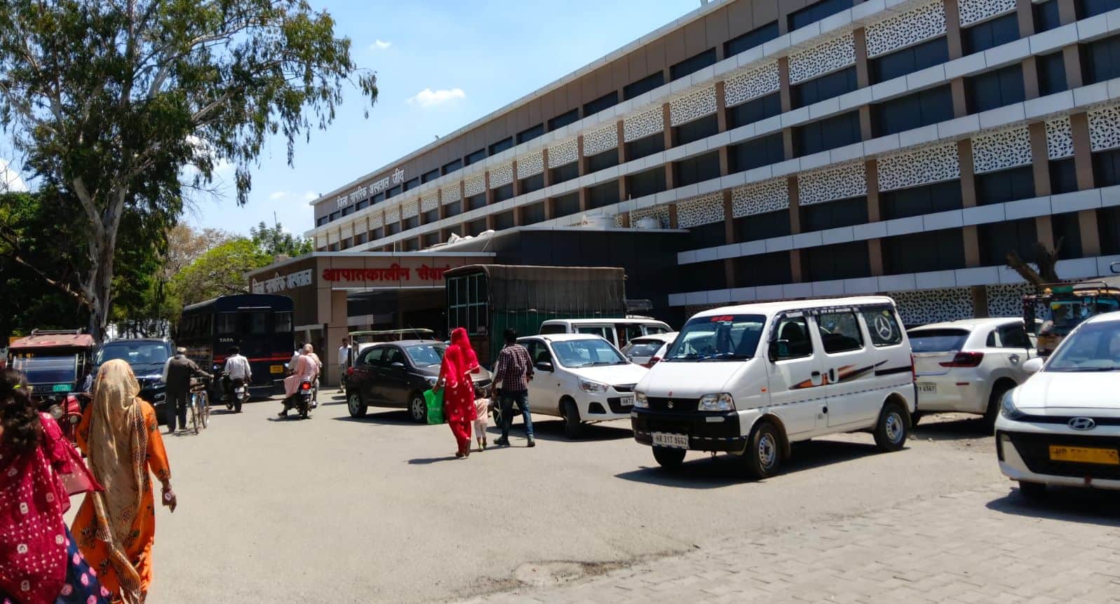 07जेएनडी29: नागरिक अस्पताल में एमरजेंसी के सामने खड़े वाहन। संवाद