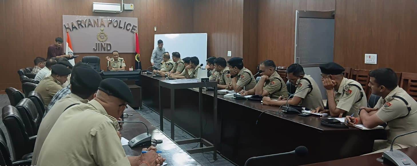 07जेएनडी31: डीएसपी संदीप कुमार पुलिसकर्मियों को प्रशिक्षण देते हुए। स्रोत : पुलिस कर्मी