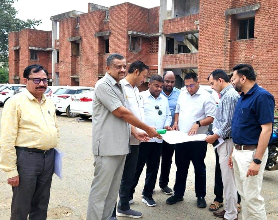 07जेएनडी32: नक्शे में जगह के बारे बारे में जानकारी जुटाते हुए अधिकारी। स्रोत प्रशासन।