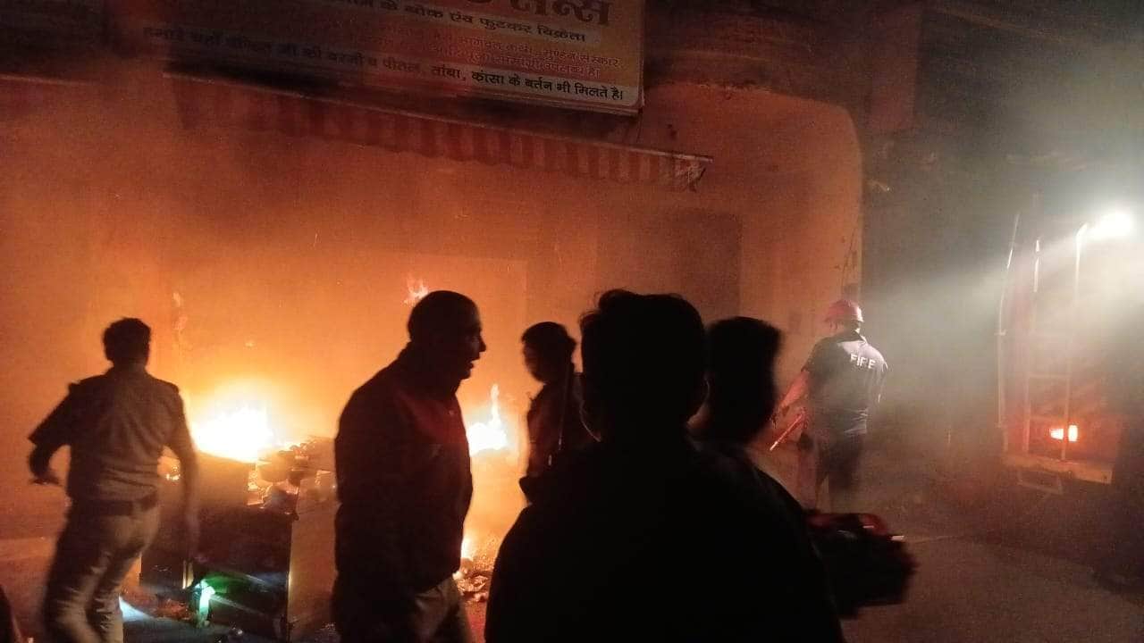10-रेलवे रोड स्थित पूजा सामग्री की दुकान में लगी आग को बुझाती पुलिस।स्रोत-पुलिस