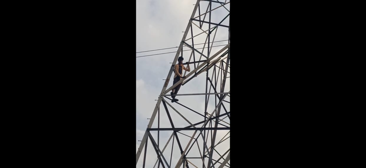 Youth hurt by not being able to be with his girlfriend climbed the tower