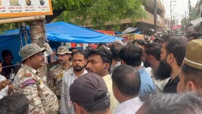 The team that arrived to serve notice in Amir Nisha returned