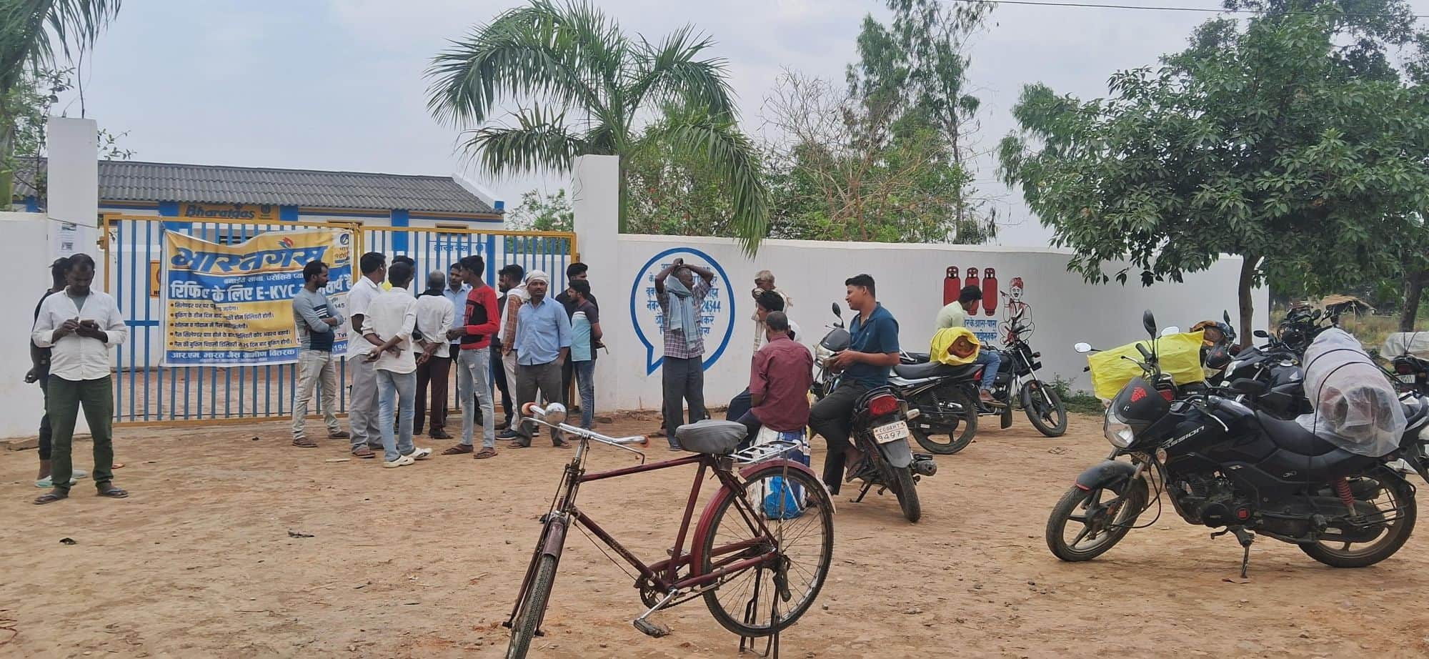 आरएम भारत गैस ग्रामीण वितरण जलालपुर के बाहर गैस लेने के लिए खड़े उपभोक्ता। संवाद