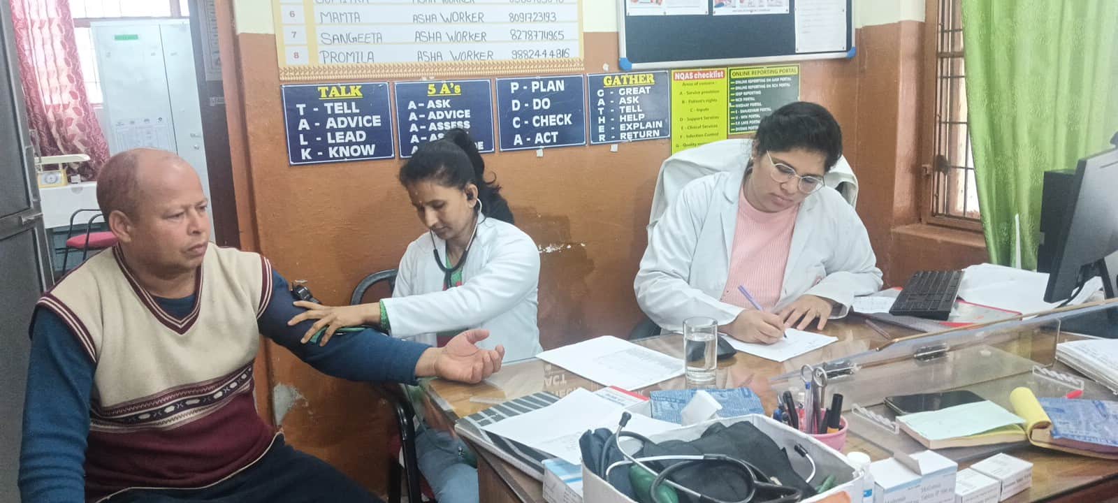 आरोग्य आयुष्मान केंद्र धानक्यारी में मरीज के स्वास्थ्य की जांच करतीं सीएचओ। संवाद