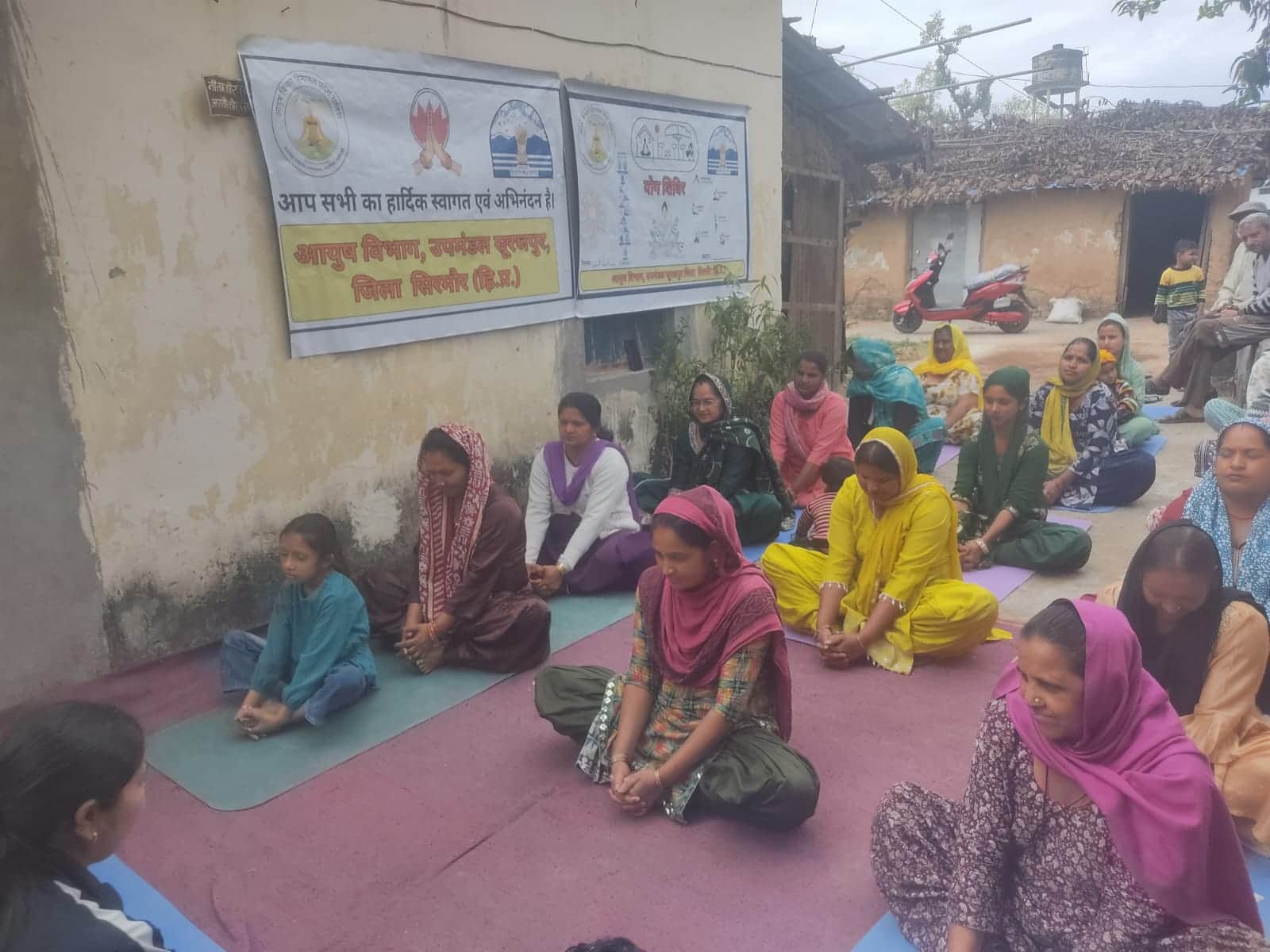 आयुष विभाग के खंड सूरजपुर के तहत शिविर में योग क्रियाएं करते ग्रामीण। स्रोत : विभाग