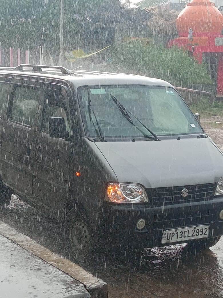 अहार में बारिश के बीच जाती कार। संवाद