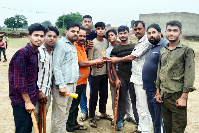 अंकुर शर्मा को मैन ऑफ द मैच देते आयोजक। संवाद