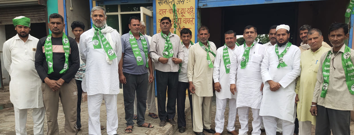 INLD protested against the new government rules on the Kisan Grievance Redressal Centre.