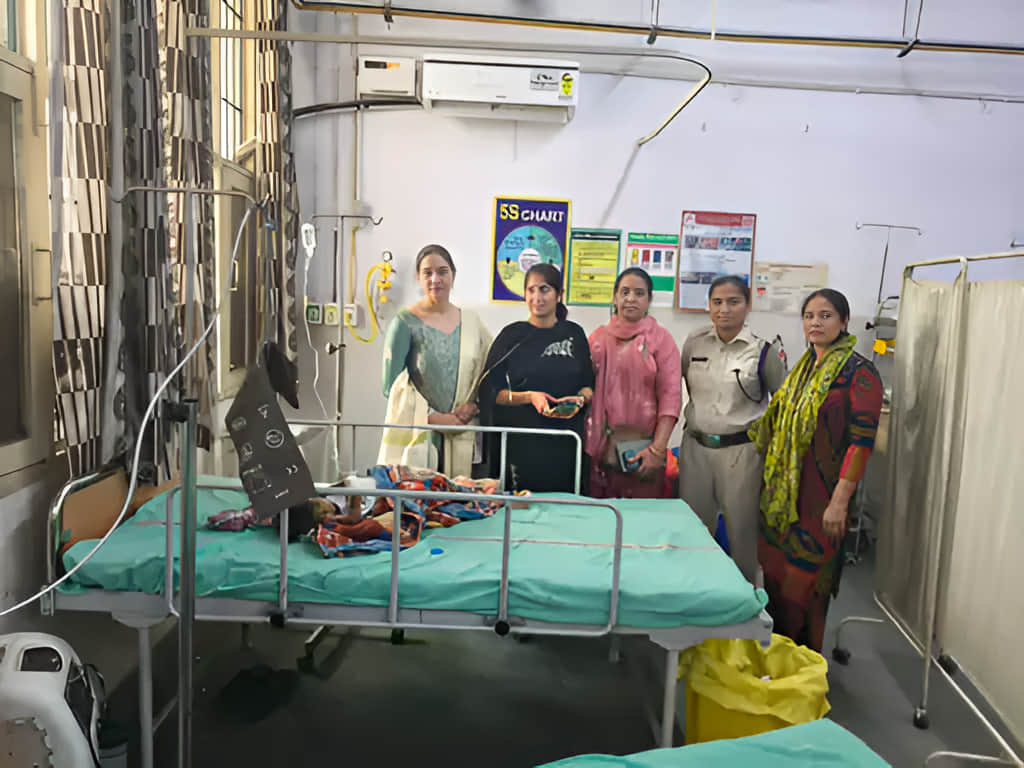 अस्पताल में पहुंची बाल कल्याण समिति की टीम। स्रोत : प्रशासन