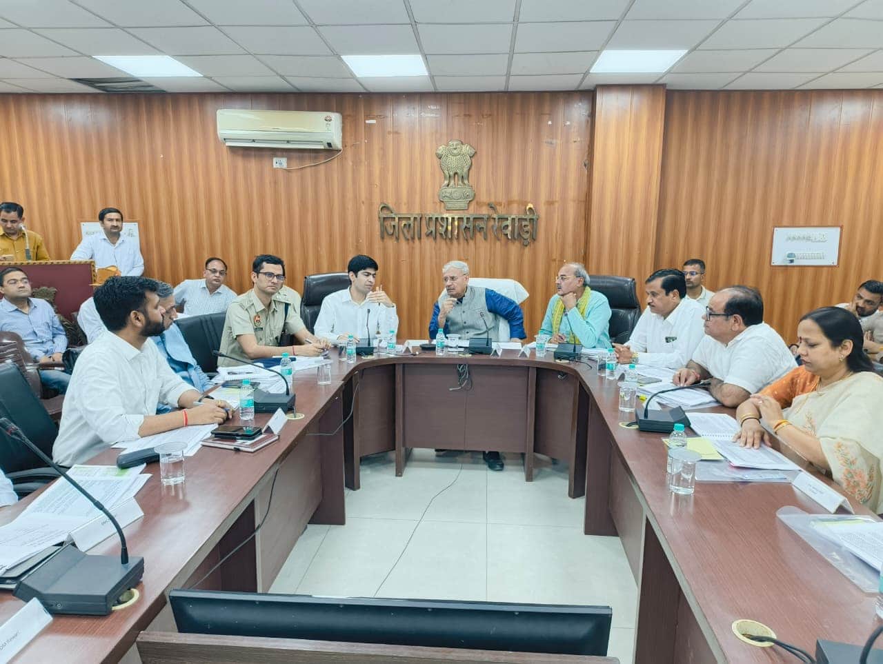 अधिकारियों से बातचीत करते केंद्रीय मंत्री राव इंद्रजीत। स्रोत : प्रशासन