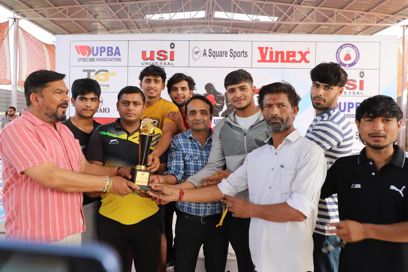 बॉक्सिंग में विजेता खिलाड़ी के साथ कोच व अन्य। स्रोत : स्वयं