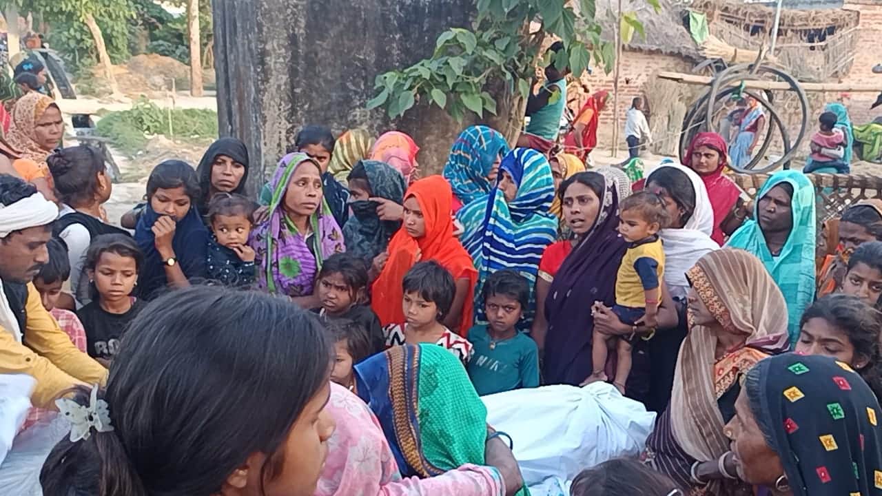 बाबूपुरवा गांव में घटना के बाद रोते बिलखते परिजन।