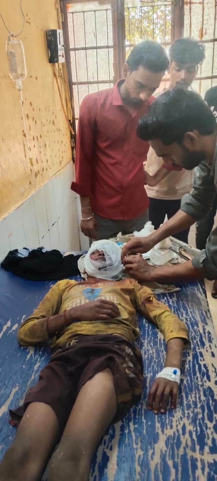 बाघ के हमले में घायल राजाबाबू का हो रहा इलाज। 