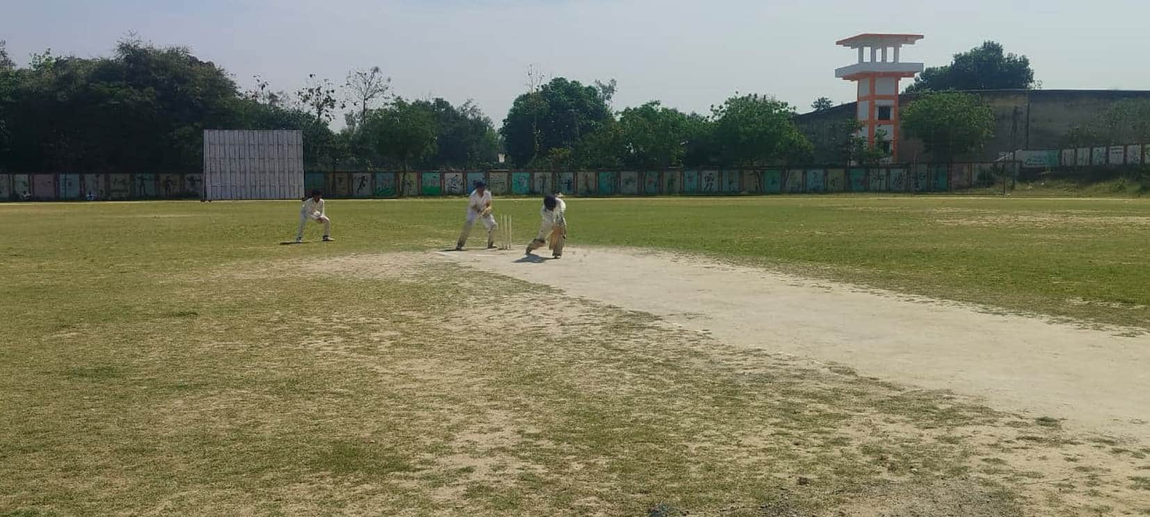 बहराइच के इंदिरा गांधी स्टेडियम में क्रिकेट खेलते खिलाड़ी।