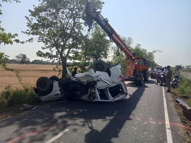 भिटौली  गड्ढे में पलटी स्कॉर्पियो को क्रेन से निकलवाती पुलिस। 