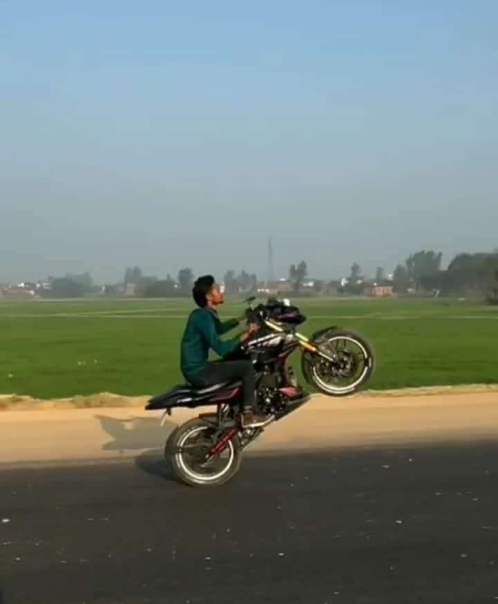 बाइक पर स्टेट करता युवक।  