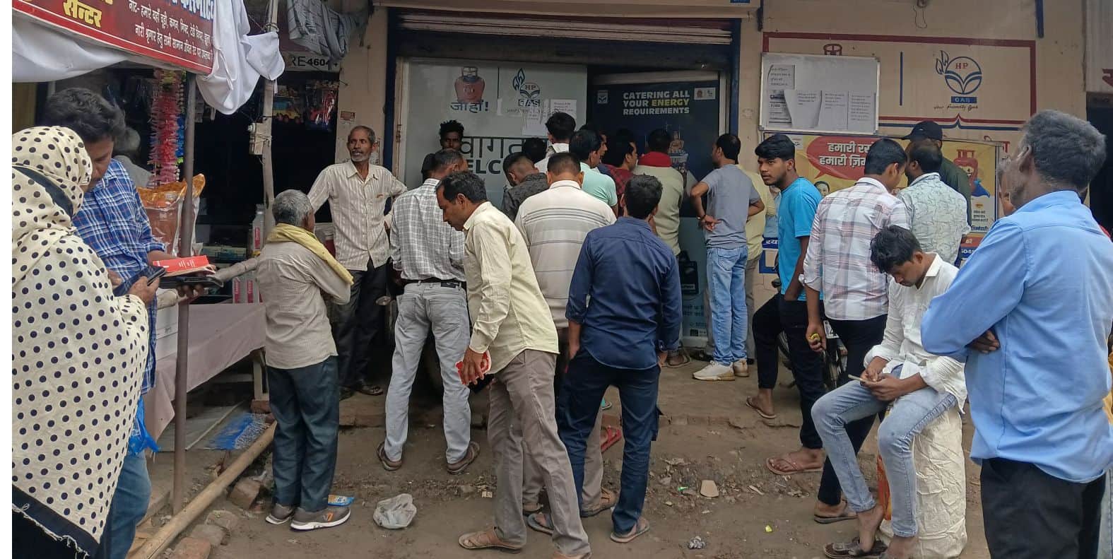 बल्दीराय गैस एजेंसी के सामने में खड़े उपभोक्ता। 