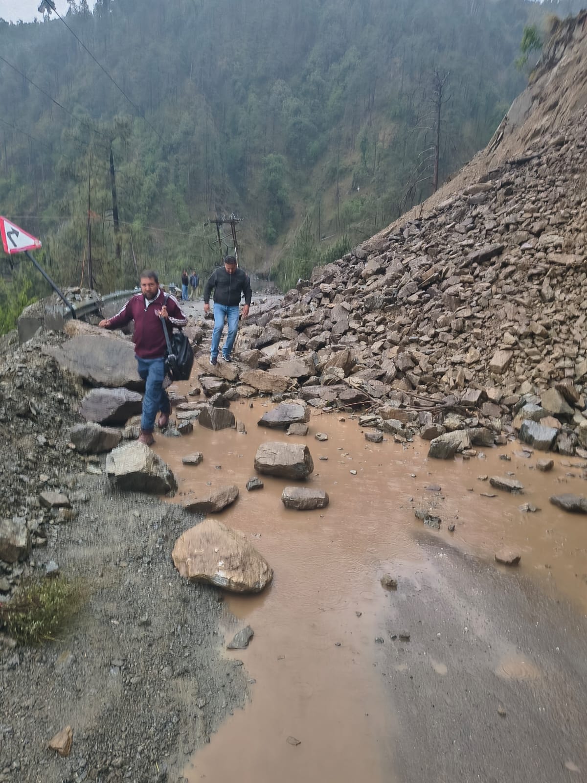 बनी बसोहली मार्ग सतसर के पास पस्सियां गिरने से हुआ ठपसंवाद